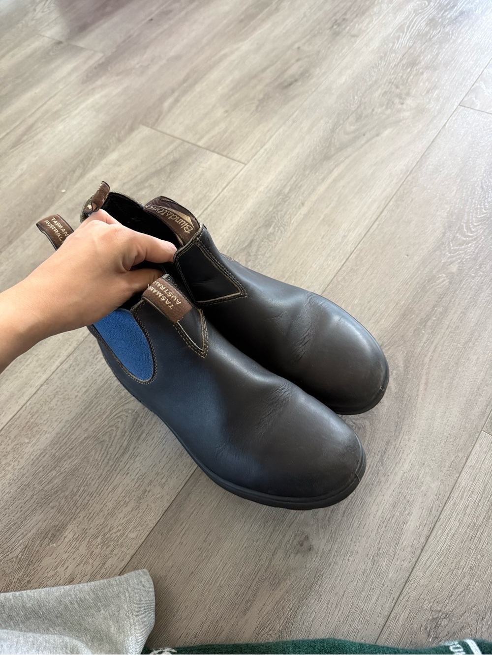 Blundstone Men’s Boots in Dark Brown with Blue Elastic
